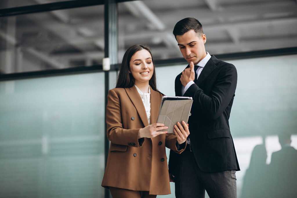 Cooling-off period Victoria – property professionals discussing a contract