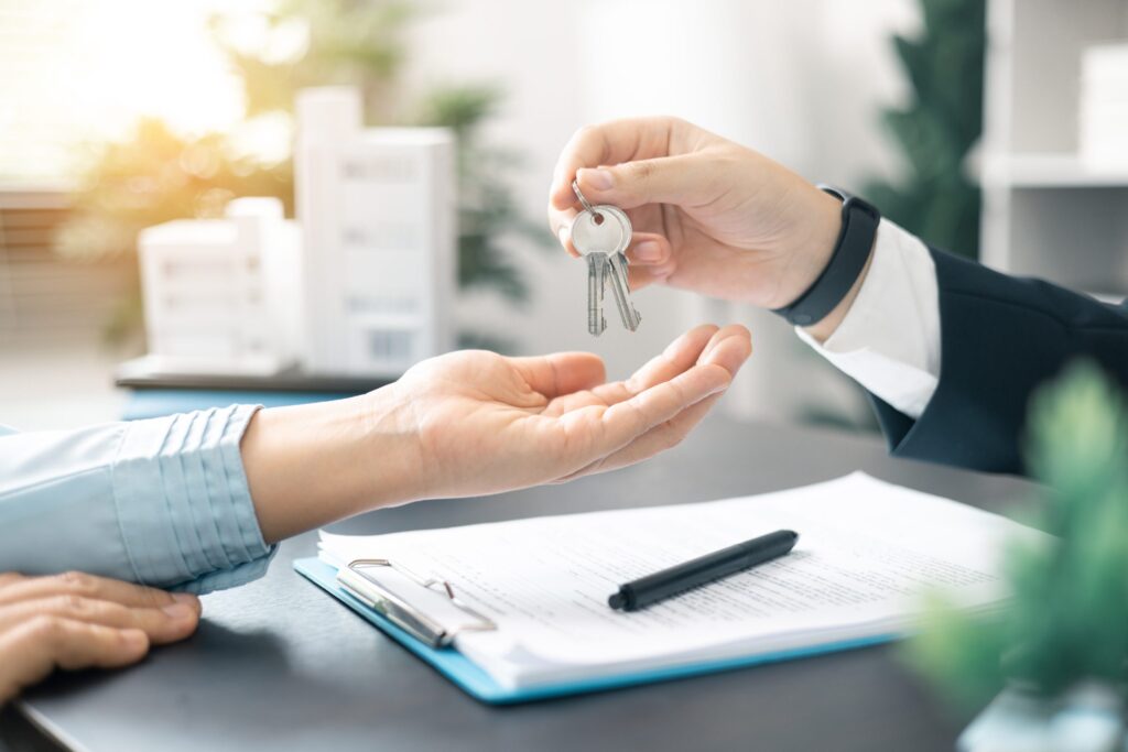Property settlement Victoria – handing over house keys and signed contract